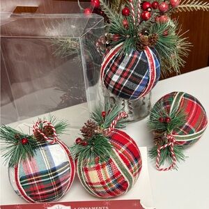 Festive Plaid fabric-covered plaid ball
Christmas ornaments.